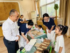 长儿操纵废旧材料复刻齐 